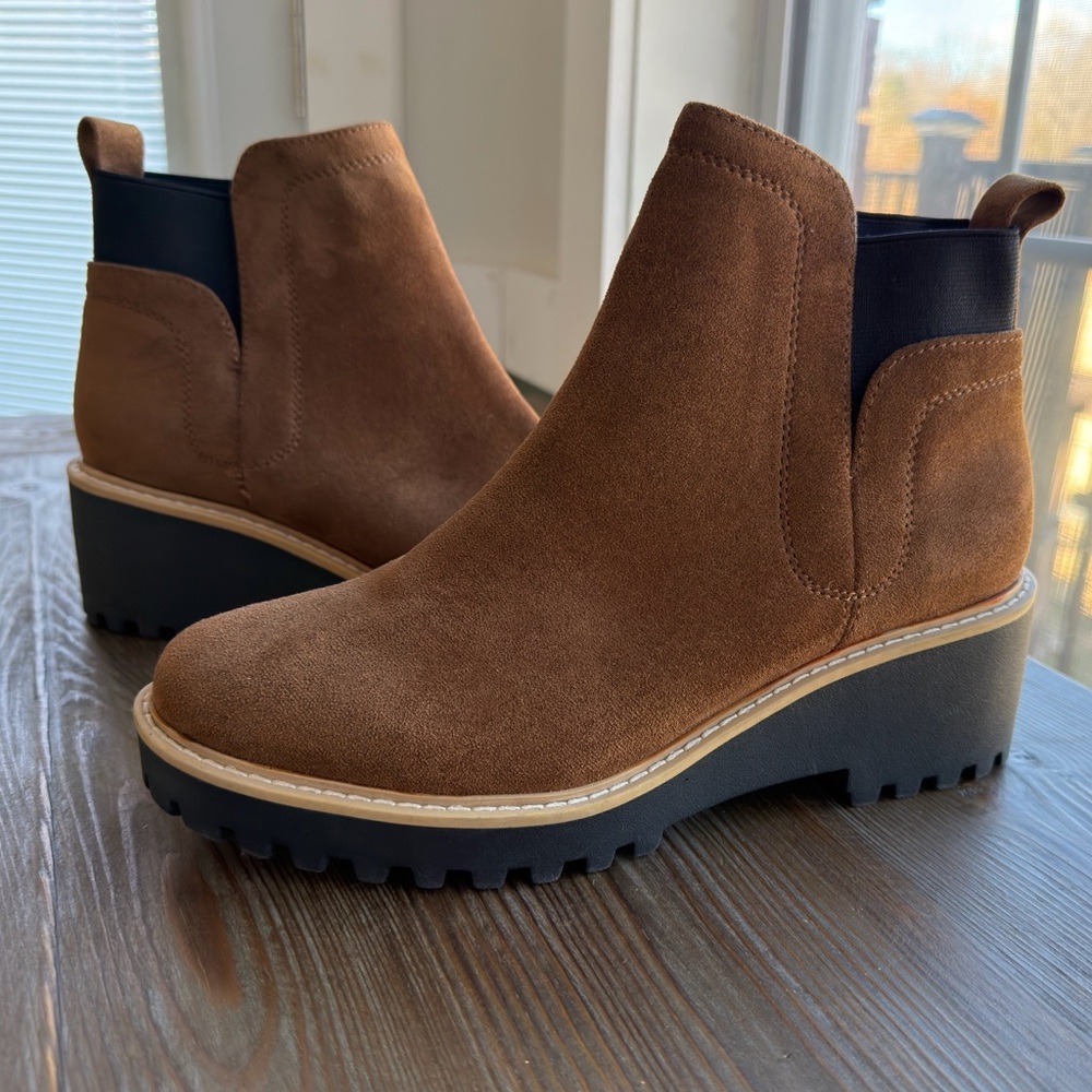 DV Dolce Vita Rango Size 9.5 NWOT Brown Suede Ankle Boots Unworn